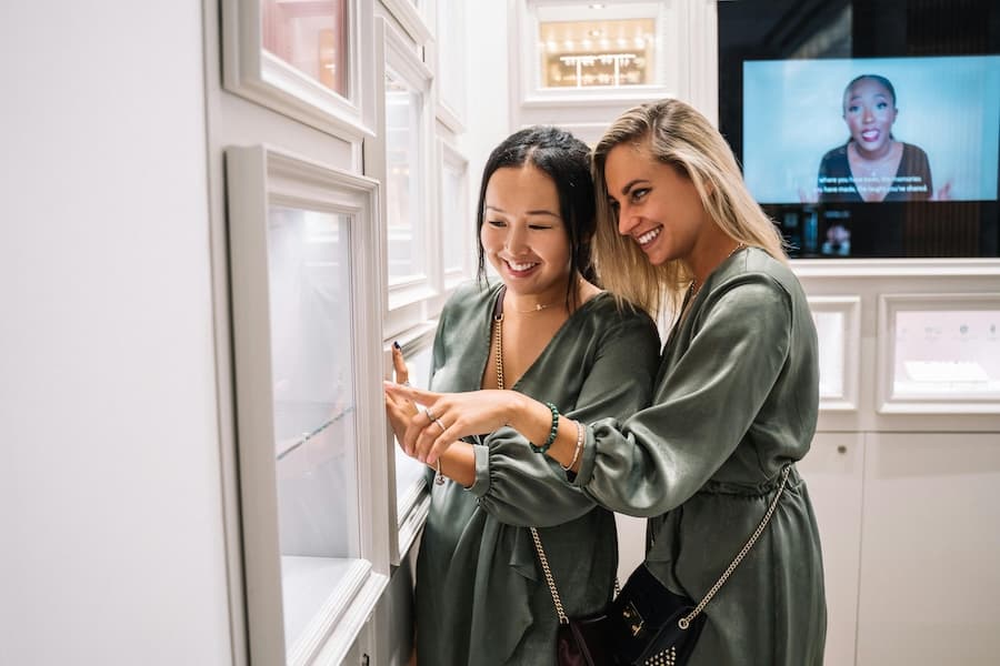 Marketing expérientiel : quand l'IoT transforme les vitrines en théâtres interactifs